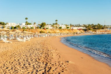 Tropikal tatil köyündeki Mısır Oteli. Kızıl Deniz kıyısında bir bina ve dinlenme alanı.