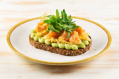 Tuzlu somon, avokado ve sebzeli sandviç. Sağlıklı yemek..