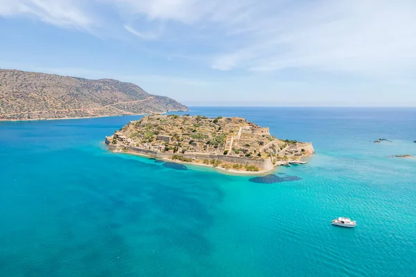 Eski bir Venedik kalesinin ve cüzzamlı kolonisinin insansız hava aracı görüntüsü. Spinalonga, Girit, Yunanistan.