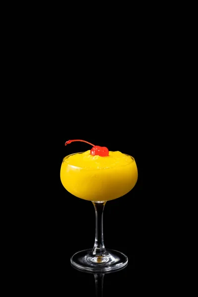 ブラックを基調としたレッドチェリーのパイナップルマンゴーダイキリカクテル フレッシュアルコールカクテル — ストック写真