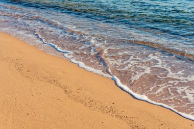 Deniz dalgası kumsalda