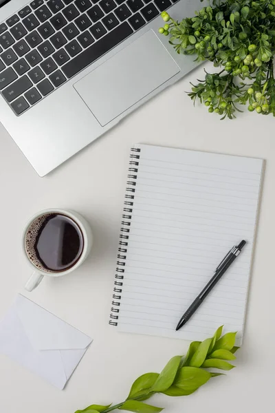 Arbeitsbereich Mit Laptop Bürobedarf Und Kaffeetasse Auf Weißem Hintergrund Ansicht — Stockfoto