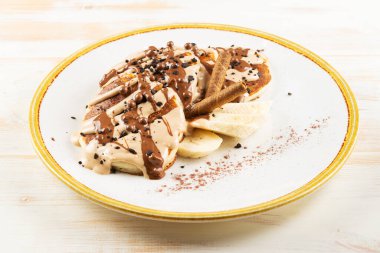 Beyaz tabakta çikolata soslu gözleme. Lezzetli kahvaltı..