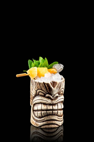 セラミックカップの氷と新鮮なゾンビタイキカクテル フルーティーフローズンアルコールカクテル — ストック写真