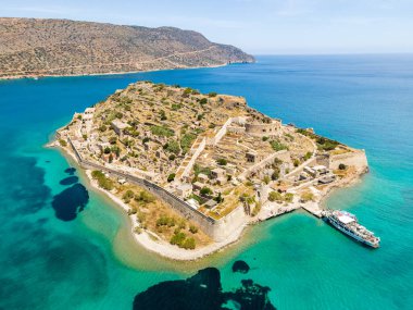 Eski bir Venedik kalesinin ve cüzzamlı kolonisinin insansız hava aracı görüntüsü. Spinalonga, Girit, Yunanistan.