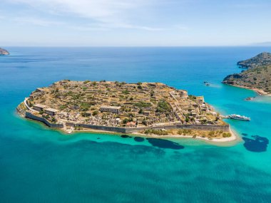 Sakin denizi olan Spinalonga adasının en üst manzarası. Hansen hastalığına yakalanmış cüzzamlı insanlar, Elounda Körfezi, Girit, Yunanistan.