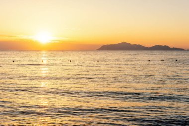 Gün batımında Tiran Adası manzarası. Mısır, Sharm El Sheikh. Turizm ve seyahat.