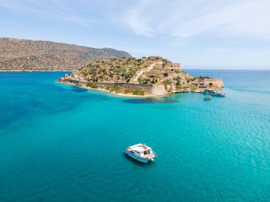 Sakin denizli Spinalonga adasının insansız hava aracı görüntüsü. Eski Venedik kale adası ve eski cüzzamlı kolonisi.