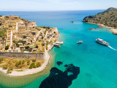 Eski bir Venedik kalesinin ve cüzzamlı kolonisinin insansız hava aracı görüntüsü. Spinalonga, Girit, Yunanistan.