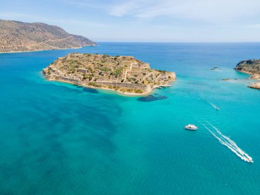 Yunanistan 'ın Girit kentindeki Spinalonga adasıyla Mirabello Körfezi manzarası.