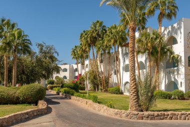 Beyaz binaları ve Mısır 'da dinlenme yeri olan bir otel..