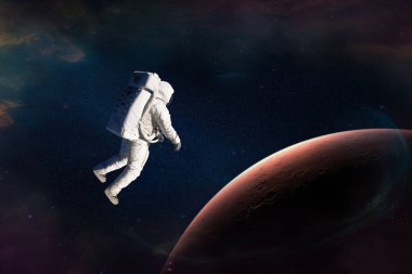 Mars gezegenine yakın bir uzayda astronot. Bu görüntünün elementleri NASA tarafından desteklenmektedir. 