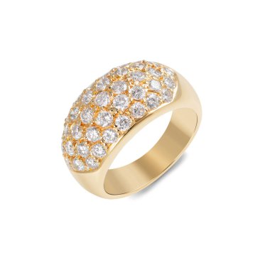 Beyaz arkaplanda elmaslarla izole edilmiş altın yüzük.