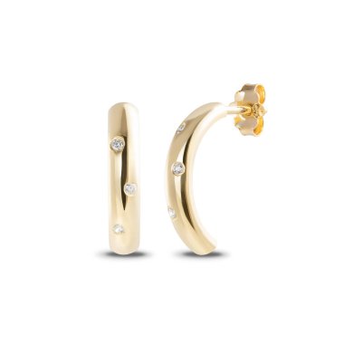 Beyaz üzerine izole edilmiş sarı altın değerli küpeler. Lüks kulaklıklarda ön taraf manzarası.