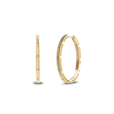 Beyaz arkaplanda izole edilmiş altın halka küpeler..