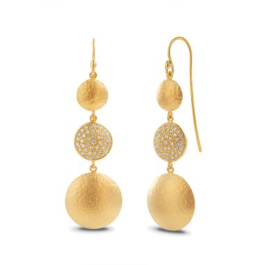 Beyaz arkaplanda elmas küpeler var..