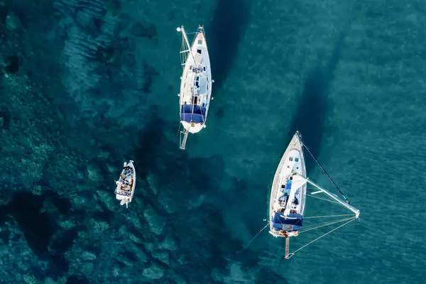 Lüks yatların havadan görünüşü, yelkenli yatlar, berrak mavi sular. Seyahat et. Seyahat tatili. Yat..