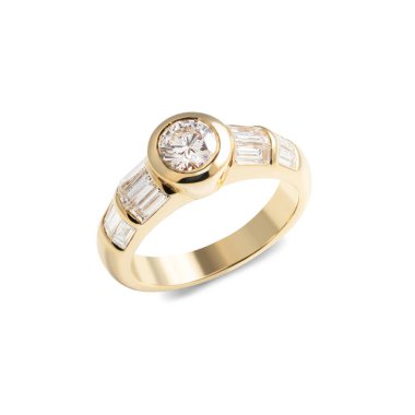 Beyaz arkaplanda elmaslarla izole edilmiş sarı altın yüzük.