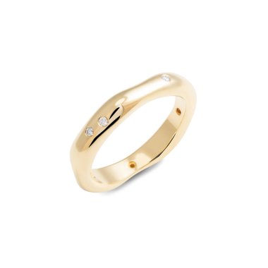 Beyaz arkaplanda elmaslarla izole edilmiş sarı altın yüzük.