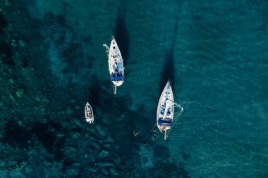 Lüks yatların havadan görünüşü, yelkenli yatlar, berrak mavi sular. Seyahat et. Seyahat tatili. Yat..