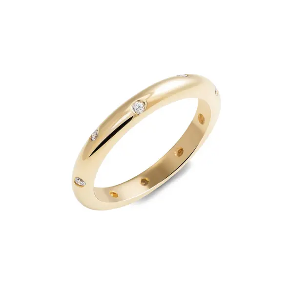 白い背景に隔離されたダイヤモンドが付いている黄金のリング — ストック写真