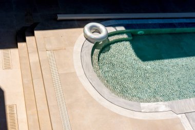 Şişirilebilir donutla yüzme havuzunun en üst görüntüsü. Yaz arkaplanı.