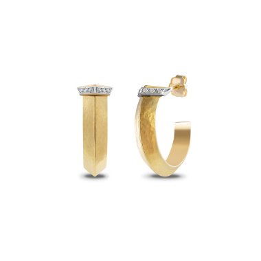 Beyaz üzerine izole edilmiş sarı altın değerli küpeler. Lüks kulaklıklarda ön taraf manzarası.