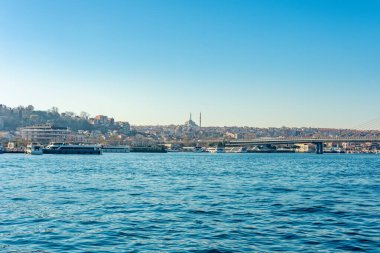 İstanbul 'un köprü ve deniz tekneli manzarası.