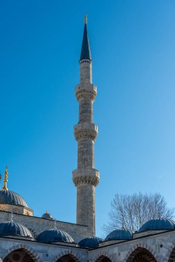 Türkiye 'nin İstanbul kentindeki Mavi Cami' nin minarelerinin manzarası.