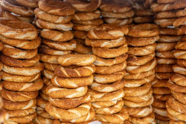 Arka planda bir sürü Türk simit (simit) var.