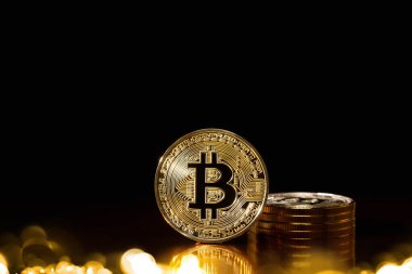 Siyah arkaplanda bulanık bokeh renginde bitcoin kripto para birimi.