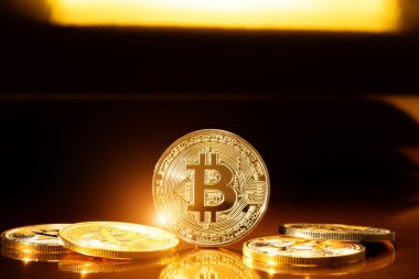 Bitcoin kripto altın sikkeleri siyah arkaplanda.