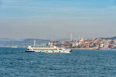 İstanbul, Türkiye 'deki Boğaz Köprüsü ve teknelerinin manzarası.