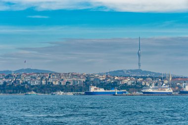 İstanbul şehrinin manzarası Yeni Kucuk Camlica TV Radyo Kulesi, gözlem güverteleri ve restoranları olan bir telekomünikasyon kulesi.