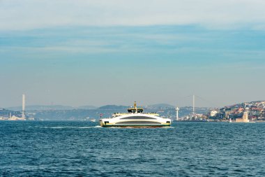 İstanbul, Türkiye 'de İstanbul Köprüsü ve feribot manzarası.