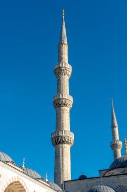 Türkiye 'nin İstanbul kentindeki Mavi Cami' nin minarelerinin manzarası.