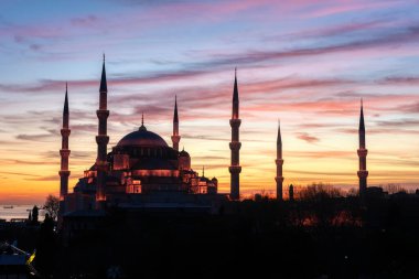 Sultanahmet Camii (Sultanahmet Camii) gün batımına karşı aydınlatmalı. İstanbul, Türkiye 'deki Osmanlı mimarisinin ünlü İslam anıtı.