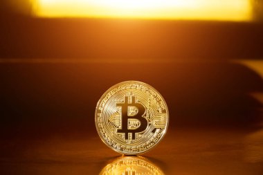 Karanlık arka planda kripto para birimi bitcoin. Gelecek madeni para.