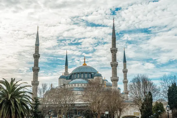İstanbul, Türkiye 'deki Mavi Cami veya Sultanahmet Camii manzarası.
