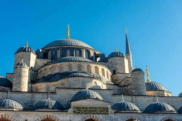 İstanbul, Türkiye 'deki Mavi Cami veya Sultanahmet Camii' ne yakın çekim.