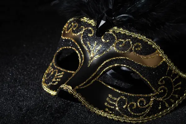 Close Van Masquerade Gouden Masker Met Veren Zwarte Achtergrond Rechtenvrije Stockafbeeldingen