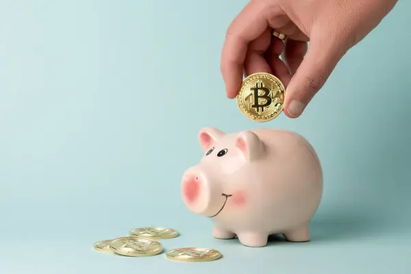 Minimaal Investeringsconcept Hand Druppels Gold Bitcoin Munt Piggy Bank Blauwe Stockfoto
