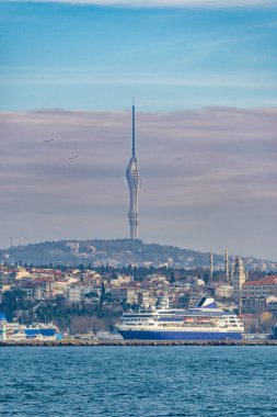 İstanbul şehrinin manzarası Yeni Kucuk Camlica TV Radyo Kulesi, gözlem güverteleri ve restoranları olan bir telekomünikasyon kulesi.