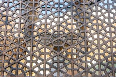 Türkiye 'nin İstanbul kentindeki Mavi Cami' nin avlusundaki tarihi dekoratif metal çitin bir parçası.