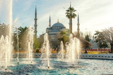 Mavi Cami ya da Sultanahmet Camii gün batımına karşı çeşmeli. İstanbul, Türkiye.