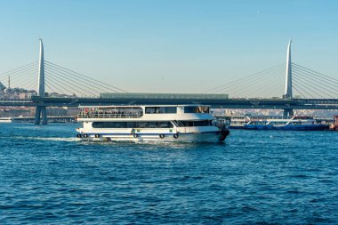 İstanbul 'un köprü ve deniz tekneli manzarası.
