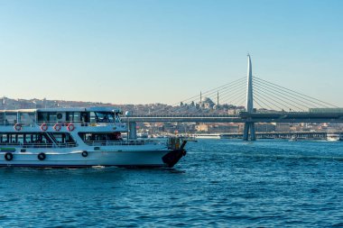 İstanbul 'un köprü ve deniz tekneli manzarası.