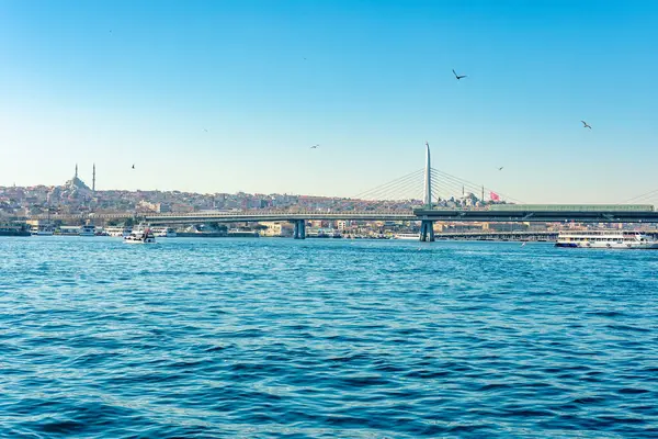 İstanbul 'un köprü ve deniz tekneli manzarası.