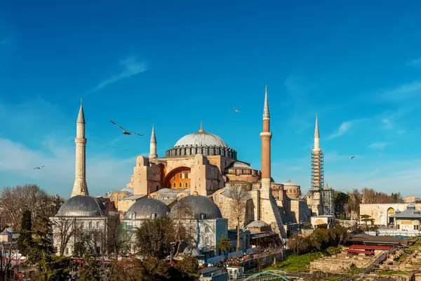 İstanbul, Türkiye 'deki ünlü Ayasofya Camii manzarası.