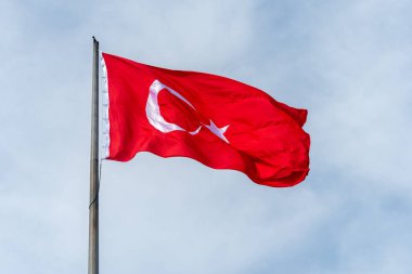 Türkiye 'nin 30' uncu zafer günü. Gökyüzü arka planında Türk bayrağı.